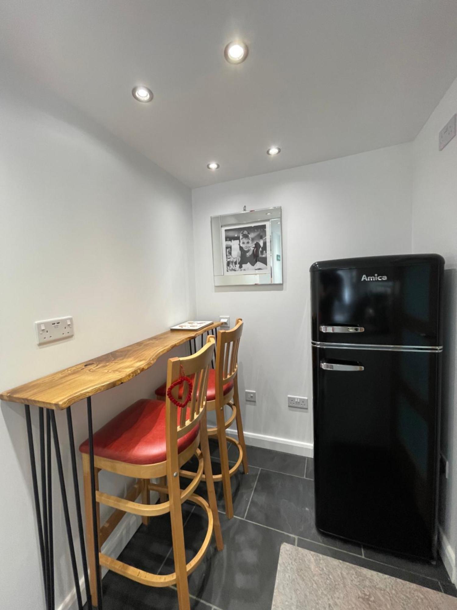 Robins Nest, Near Sennen Cove, 14 Beaches, Minack Holiday home *