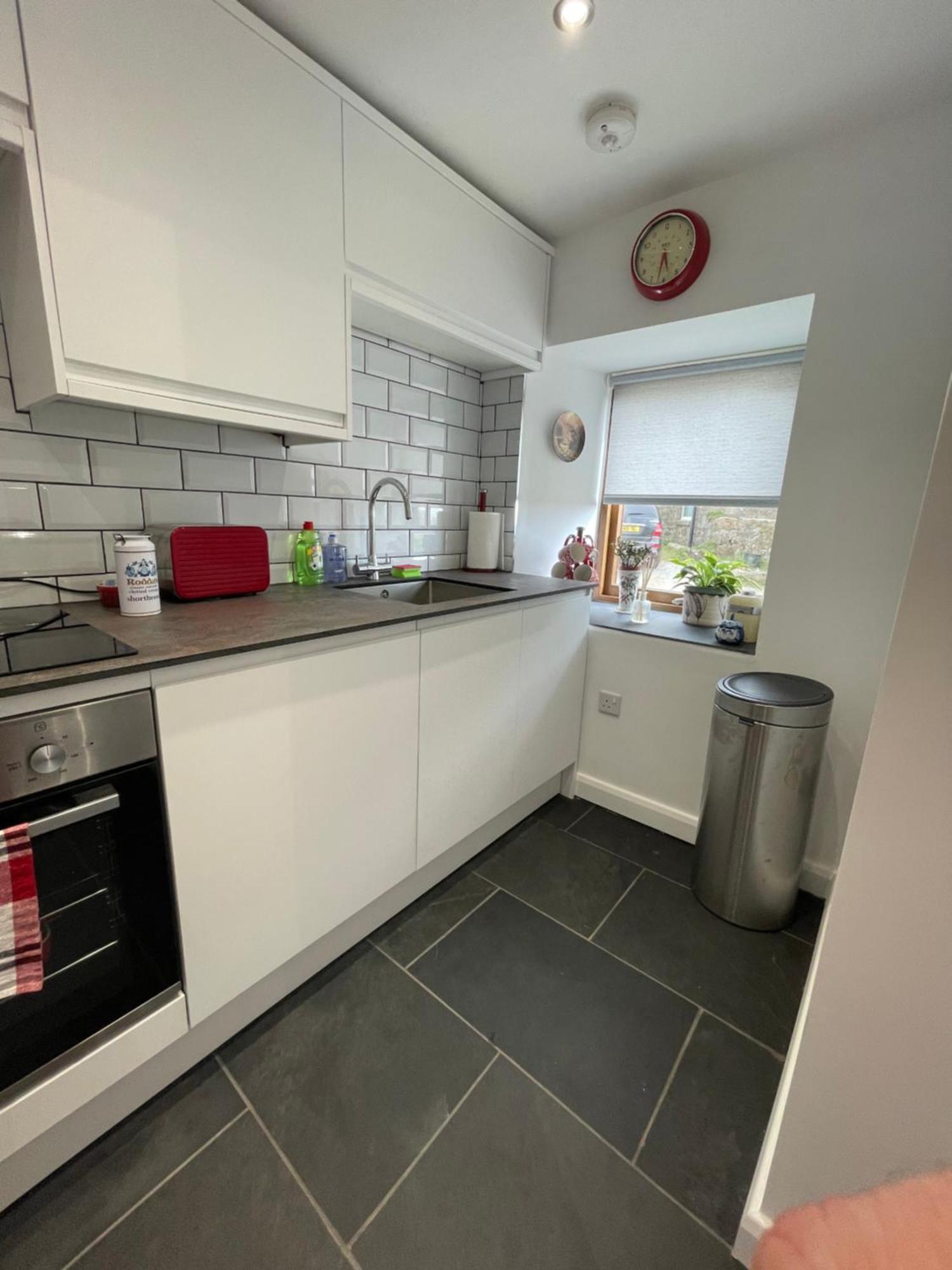 Robins Nest, Near Sennen Cove, 14 Beaches, Minack Holiday home